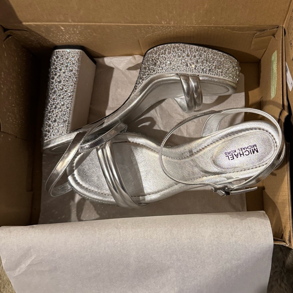 ✨ NIB Michael Kors Silver Platform Women Shoes ✨
✨ Size 9.5 ✨ - Picture 6 of 8